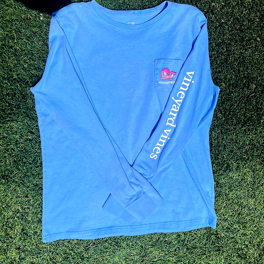 Long sleeve Vineyard Vines ski shirt.